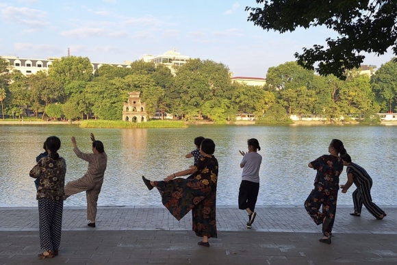 1 Khach Tay Vi Ha Noi Nhu Ngoi Lang Rong Cuoc Song Dien Ra O Via He