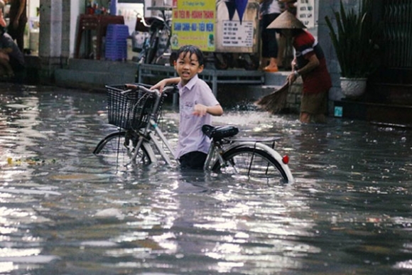 1 Nguoi Dan Tphcm Khong Kip Tro Tay Trong Tran Mua Lon Nhat Ke Tu Dau Nam Nuoc Ngap Gan Lut Banh Xe Tran Vao Nha