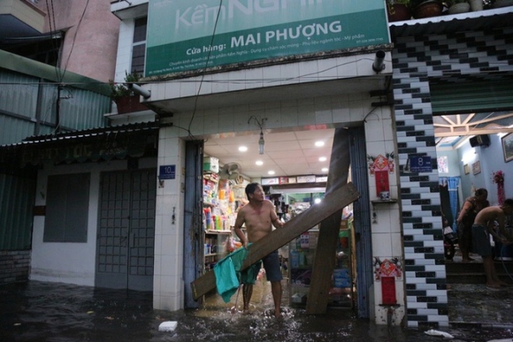 3 Nguoi Dan Tphcm Khong Kip Tro Tay Trong Tran Mua Lon Nhat Ke Tu Dau Nam Nuoc Ngap Gan Lut Banh Xe Tran Vao Nha