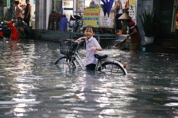 7 Nguoi Dan Tphcm Khong Kip Tro Tay Trong Tran Mua Lon Nhat Ke Tu Dau Nam Nuoc Ngap Gan Lut Banh Xe Tran Vao Nha