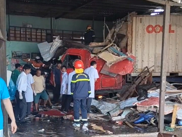 1 Container Lao Vao Nha Dan Khien It Nhat 3 Nguoi Chet