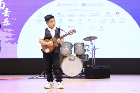 1 Cau Be 8 Tuoi Goc Viet Gianh Giai Nhat Guitar   Ukulele Tai Hong Kong