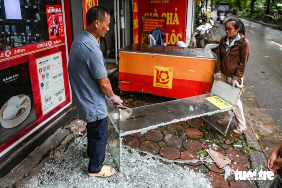 8 Nguoi Ha Noi Hoi Ha Don Dep Sau Bao Yagi