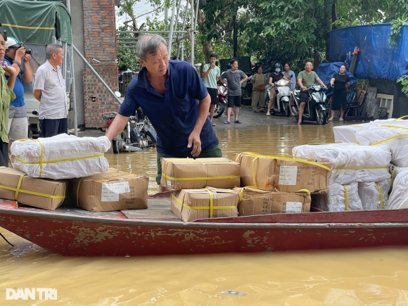 3 Nguoi Ha Noi Boi Thuyen Cho Do Dac Giua Pho Chay Lu