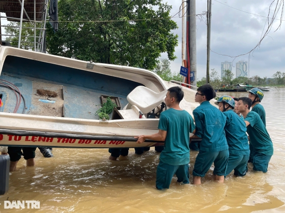 4 Nguoi Ha Noi Boi Thuyen Cho Do Dac Giua Pho Chay Lu