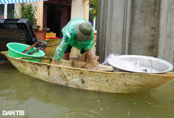 1 Nuoc Ngap Cao 12m Nguoi Ha Noi Bat Ca Giua Duong Tren San Nha