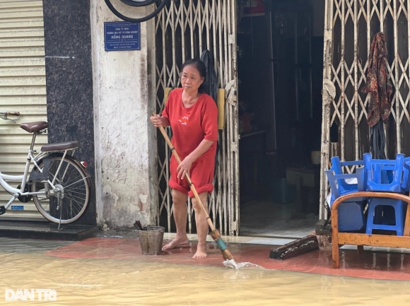 2 Nguoi Ha Noi Than Tho Nhin Pho Ngap Lay Can Tat Nuoc Ra Khoi Nha