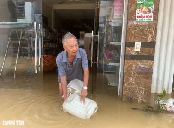 5 Nguoi Ha Noi Than Tho Nhin Pho Ngap Lay Can Tat Nuoc Ra Khoi Nha