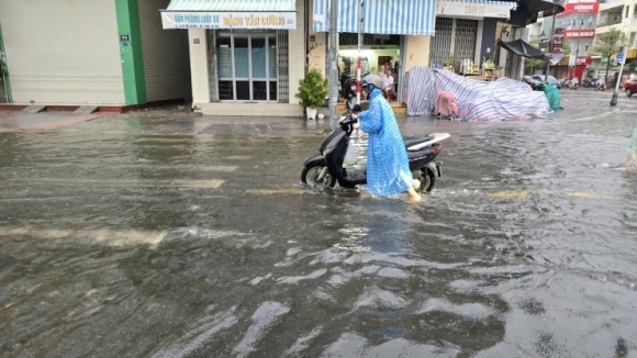 10 Da Nang Duong Ngap Sau Mua Lon Phu Huynh Bi Bom Dua Con Den Truong