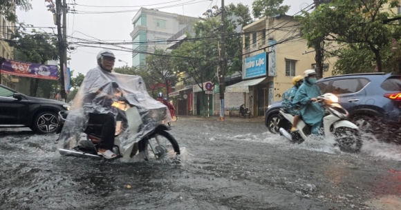 11 Da Nang Duong Ngap Sau Mua Lon Phu Huynh Bi Bom Dua Con Den Truong