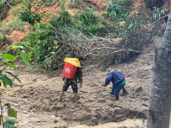 3 Nguoi Dan Lao Cai Bat Khoc Khi Nhan Do An Cuu Tro Vi Ly Do Dac Biet Nhin Doi Thien Nguyen Cang Ne Phuc