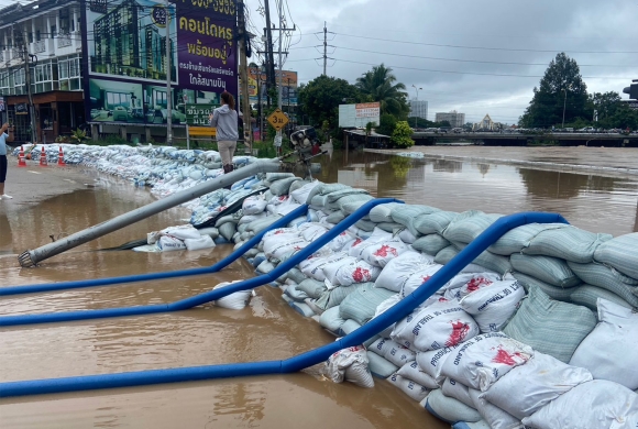 3 Duong Pho Chiang Mai Chim Trong Nuoc Lu